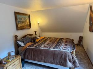 Postel nebo postele na pokoji v ubytování Welcome to the Sierra Foothills!