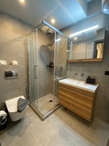 Ένα μπάνιο στο Aprilia Luxury Suites +28 φωτογραφίες