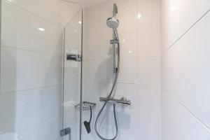 a shower with a shower head in a bathroom at Appartement 2 pièces "Le Cocon Urbain" - Rénové et Cosy - Proche Paris & Disneyland in Neuilly-Plaisance +19 photos