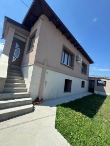 Το κτήριο όπου στεγάζεται  η παραθεριστική κατοικία