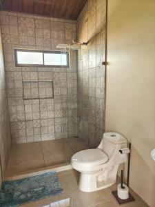 a bathroom with a toilet and a shower at Casa Lapa in Aguas Zarcas