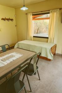 La huella في ريو سيبالوس: غرفة بها سرير وطاولة ونافذة
