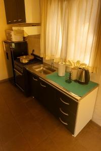 La huella في ريو سيبالوس: مطبخ مع كاونتر مع حوض وموقد