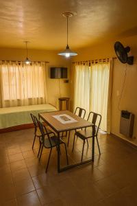 La huella في ريو سيبالوس: غرفة طعام مع طاولة وكراسي وسرير