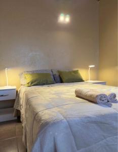 La huella في ريو سيبالوس: غرفة نوم بسرير كبير مع مصباحين