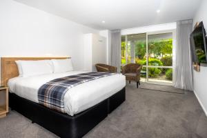 Giường trong phòng chung tại Colonial Manor Motel