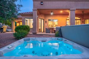 Bazén v ubytování Amazing Luxury Home with Hot Tub & Views nebo v jeho okolí