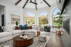 TV a/nebo společenská místnost v ubytování Amazing Luxury Home with Hot Tub & Views