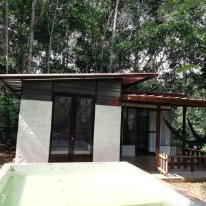 Budova, kde se kemp nachází