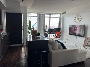 TV a/nebo společenská místnost v ubytování 1 bedroom condo by lakeshore