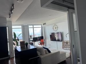 TV a/nebo společenská místnost v ubytování 1 bedroom condo by lakeshore