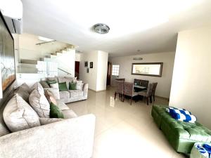 een woonkamer met banken en een eetkamer bij Grand Retreat in La Paz