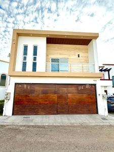 een huis met een grote houten garagedeur bij Grand Retreat in La Paz