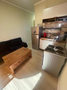 a small living room with a couch and a kitchen at La Barra Apto 4 in Punta del Este