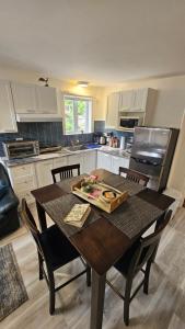 Η κουζίνα ή μικρή κουζίνα στο Séjour Flèche du fjord vue Saguenay Mont Valin +22 φωτογραφίες