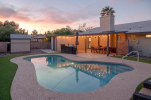 Bazén v ubytování 3 Mi to Dtwn Shops and Eats Mesa Home with Pool! nebo v jeho okolí