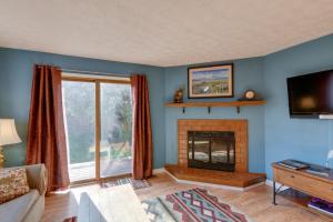 Una televisión o centro de entretenimiento en Charming Anchorage Home with Grill and Deck!