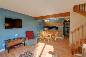 Una cocina o cocineta en Charming Anchorage Home with Grill and Deck!