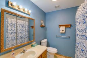 Un baño de Charming Anchorage Home with Grill and Deck! 16 fotos más