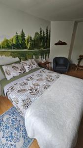 Ένα ή περισσότερα κρεβάτια σε δωμάτιο στο Séjour Flèche du fjord vue Saguenay Mont Valin