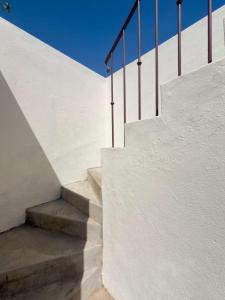 Casapueblo Rent Cachagua CP 27 في Cachagua: مجموعة من السلالم المؤدية إلى مبنى