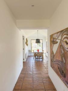 Casapueblo Rent Cachagua CP 27 في Cachagua: ممر به طاولة و لوحة على الحائط