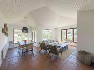 Casapueblo Rent Cachagua CP 27 في Cachagua: غرفة معيشة بها طاولة وكراسي