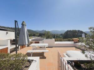 Casapueblo Rent Cachagua CP 27 في Cachagua: فناء فيه مظلة وطاولة وكراسي +23 صورة