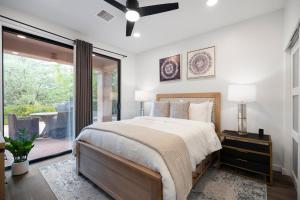 Postel nebo postele na pokoji v ubytování Amazing Luxury Home with Hot Tub & Views + 43 fotografií