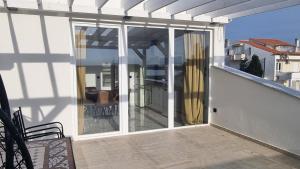 En balkon eller terrasse på Villa Amfora with a pool