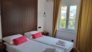 En eller flere senge i et værelse på Villa Amfora with a pool + 44 billeder