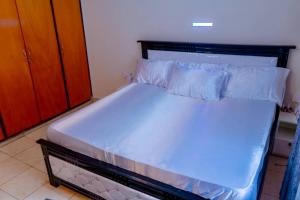 Postel nebo postele na pokoji v ubytování Modern Oasis 5 Mins to Acacia Mall CJs and Padel