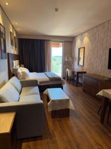 Una cama o camas en una habitación de Dreamland Oasis Apartments