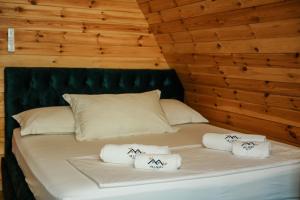 Una cama o camas en una habitación de Villa's Gio Shala River 33 fotos más