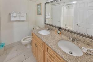 Ванная комната в Amazing Seaside Escape with Balcony & Beach Access +59 фотографий