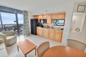 Кухня или мини-кухня в Amazing Seaside Escape with Balcony & Beach Access
