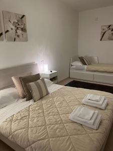 Un dormitorio con una cama grande con dos toallas encima. en La Macine, en Monte San Savino