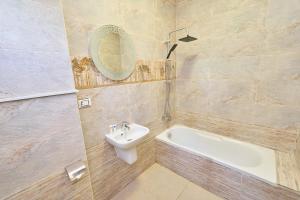 Un baño de Settle Inn Banafseg Apartments