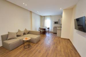 Una televisión o centro de entretenimiento en Settle Inn Banafseg Apartments