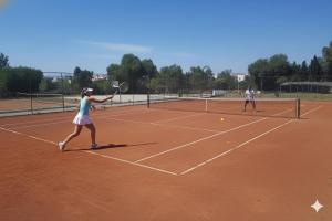 Tenis a/nebo squash v ubytování Résidence Cabo Negro nebo okolí
