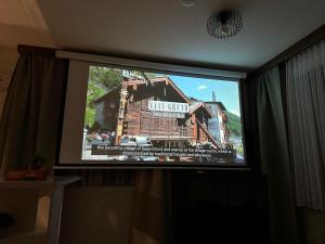 Телевизор и/или развлекательный центр в Haus Silence - Berge & Sonne im Saastal Ski Wandern Familie Haustiere