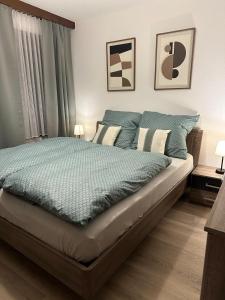 Кровать или кровати в номере Haus Silence - Berge & Sonne im Saastal Ski Wandern Familie Haustiere