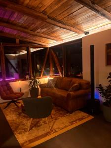 Un lugar para sentarse en Luxury Countryside Escape - Private Hot Tub & Icelandic Horses 7 fotos más