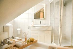a white bathroom with a sink and a shower at MILPAU Bottrop1 - Zentrales, modernes Design-Apartment - Smart TV, Nespresso, für 4 Personen in Bottrop