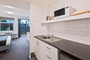 Η κουζίνα ή μικρή κουζίνα στο Myola - Modern Studio on Huskisson Main Street By Nautilus Apartments Jervis Bay