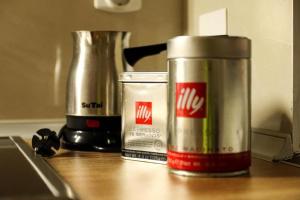 Příslušenství pro přípravu čaje a kávy v ubytování Mother Teresa Apartments