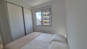 Next Residence في كامبيناس: غرفة بيضاء بها سرير ونافذة +24 صورة