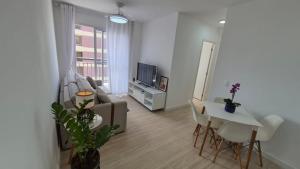 Next Residence في كامبيناس: غرفة معيشة بها أريكة وطاولة