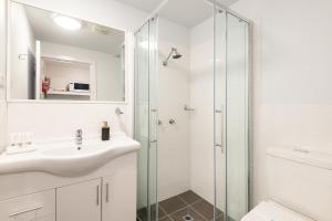 Ένα μπάνιο στο Myola - Modern Studio on Huskisson Main Street By Nautilus Apartments Jervis Bay