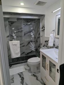 Φωτογραφία από το άλμπουμ του Stay At Brick Home στο Τορόντο